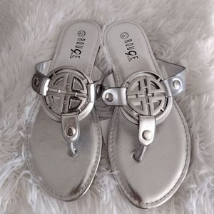 Geo Pendant Silver Metallic Thong Sandals NWT